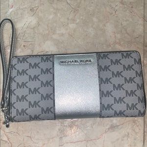 Silver/grey Michael Kors wallet (large)